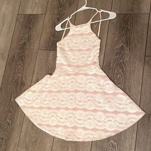 Medium White Lace short dress with back cutout